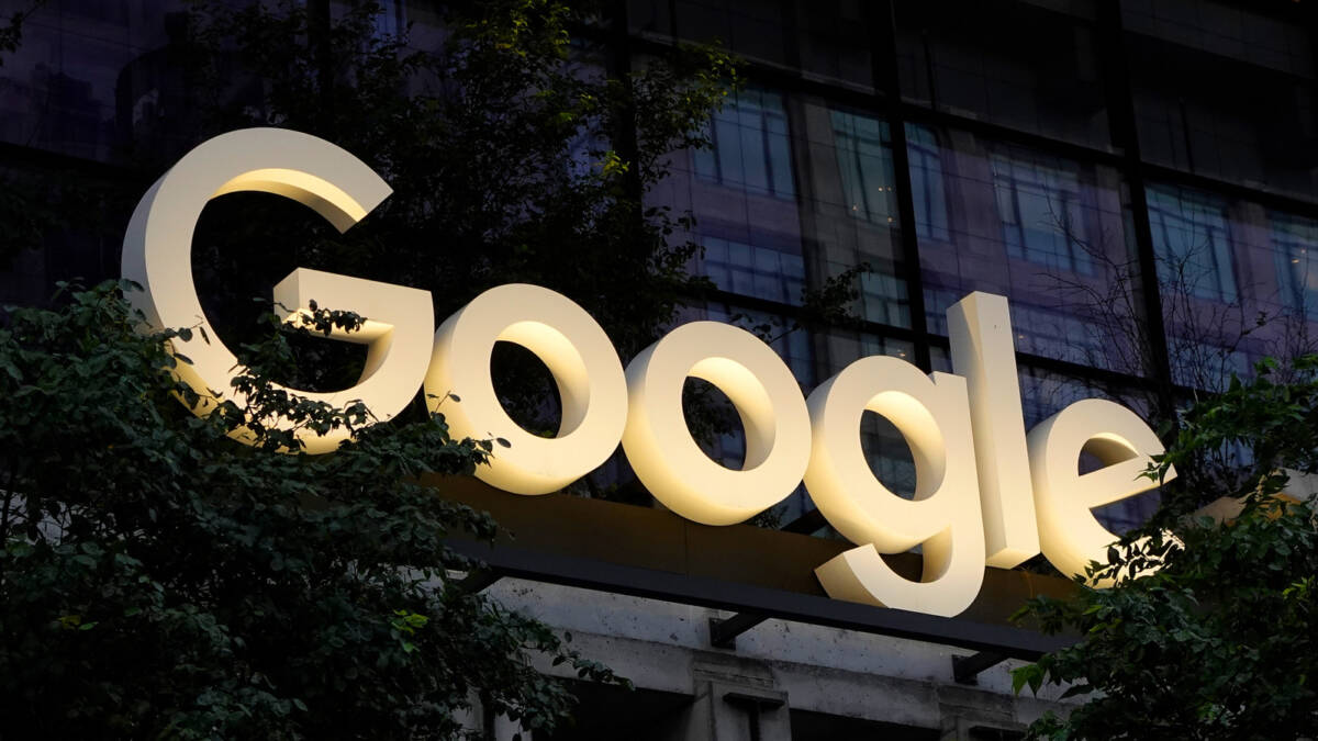 Знак Google на фасаде здания в темноте