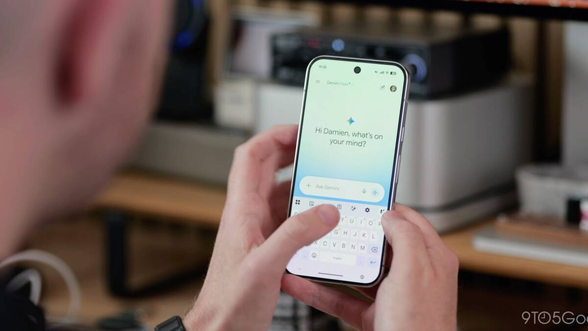 Человек держит смартфон Google Gemini Flash