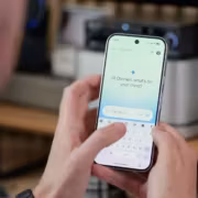 Человек держит смартфон Google Gemini Flash