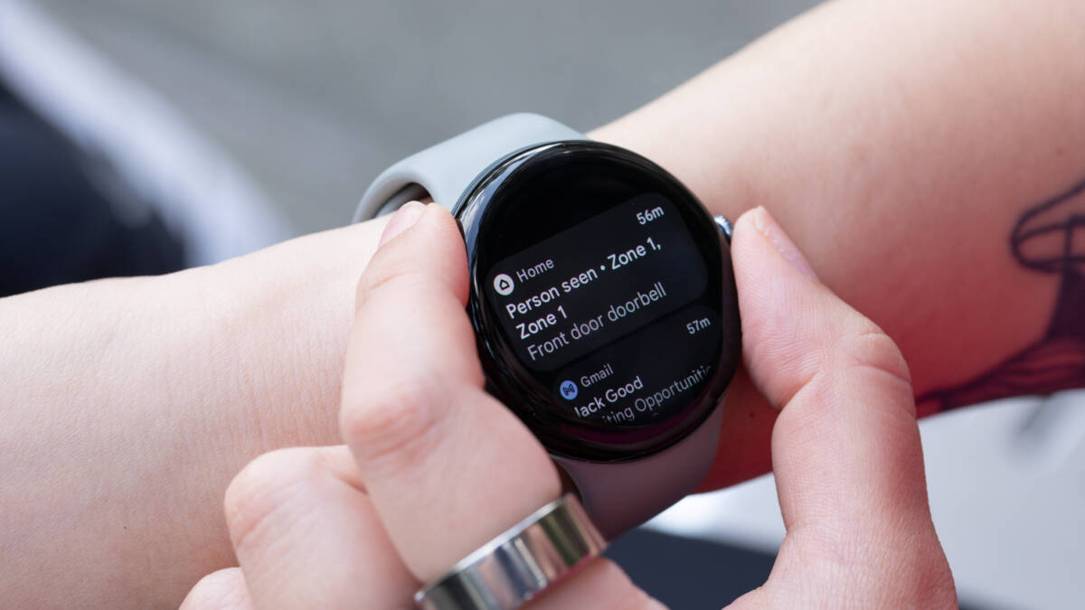Пользователь проверяет сообщения на Google Pixel Watch 2 Fitbit