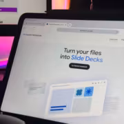 Google позволит менять темы и оформление презентаций в Gemini Notebook 1 Экран ноутбука с вебстраницей Gemini Notebook AI Re