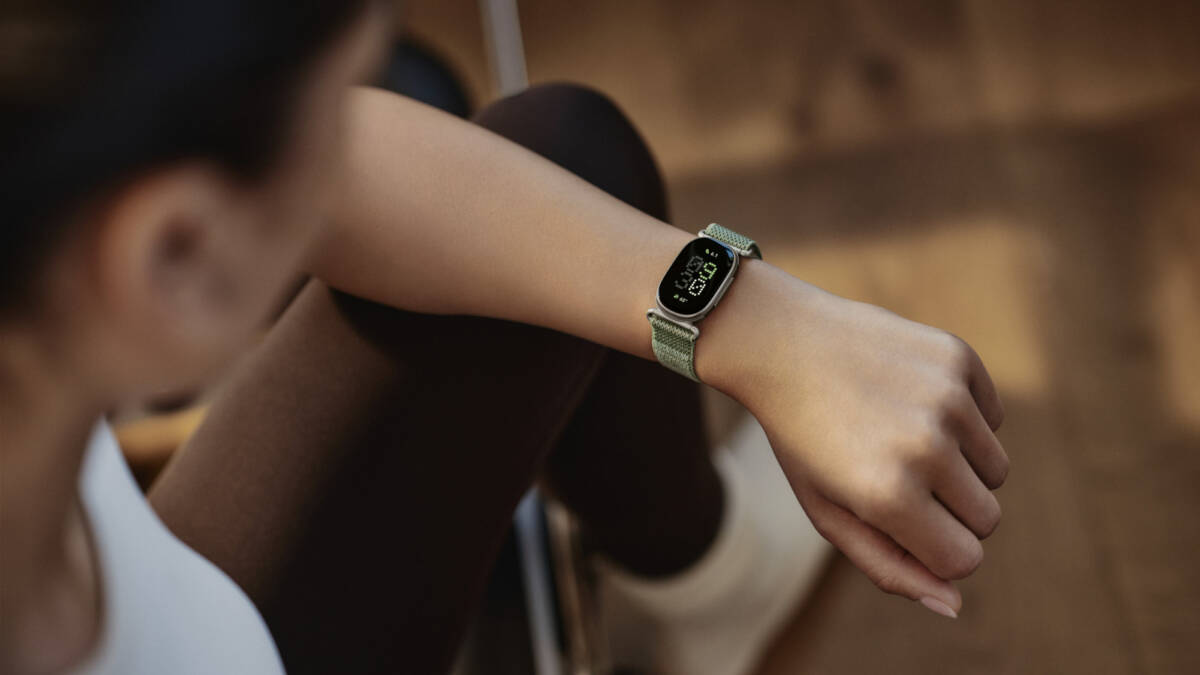 Умные часы Fitbit Edge с сменной батареей на руке человека