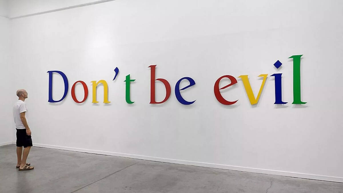 человек перед большим настенным логотипом Google Финляндия и лесом