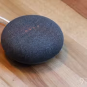 умная колонка Google Nest Mini на деревянном столе