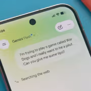 Смартфон Google Pixel 7 с экраном Gemini Flash