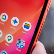 Google Wallet тестирует вертикальный список банковских карт на Android 4 Экран смартфона Google Wallet с вертикальным списком карт