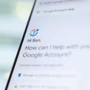 Смартфон с экраном, показывающим Google Account Help и чат Gemini