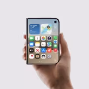 Рука держит iPhone Duo в руке экран телефона с приложениями и виджетами