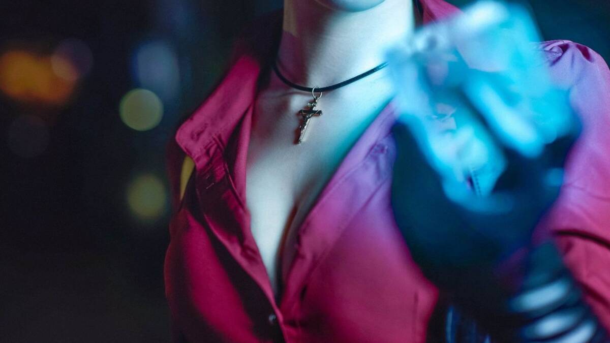 Heinekui показала Аду Вонг в косплее по Resident Evil 6 19 Ада Вонг в косплее Resident Evil 6 с крестом на шее