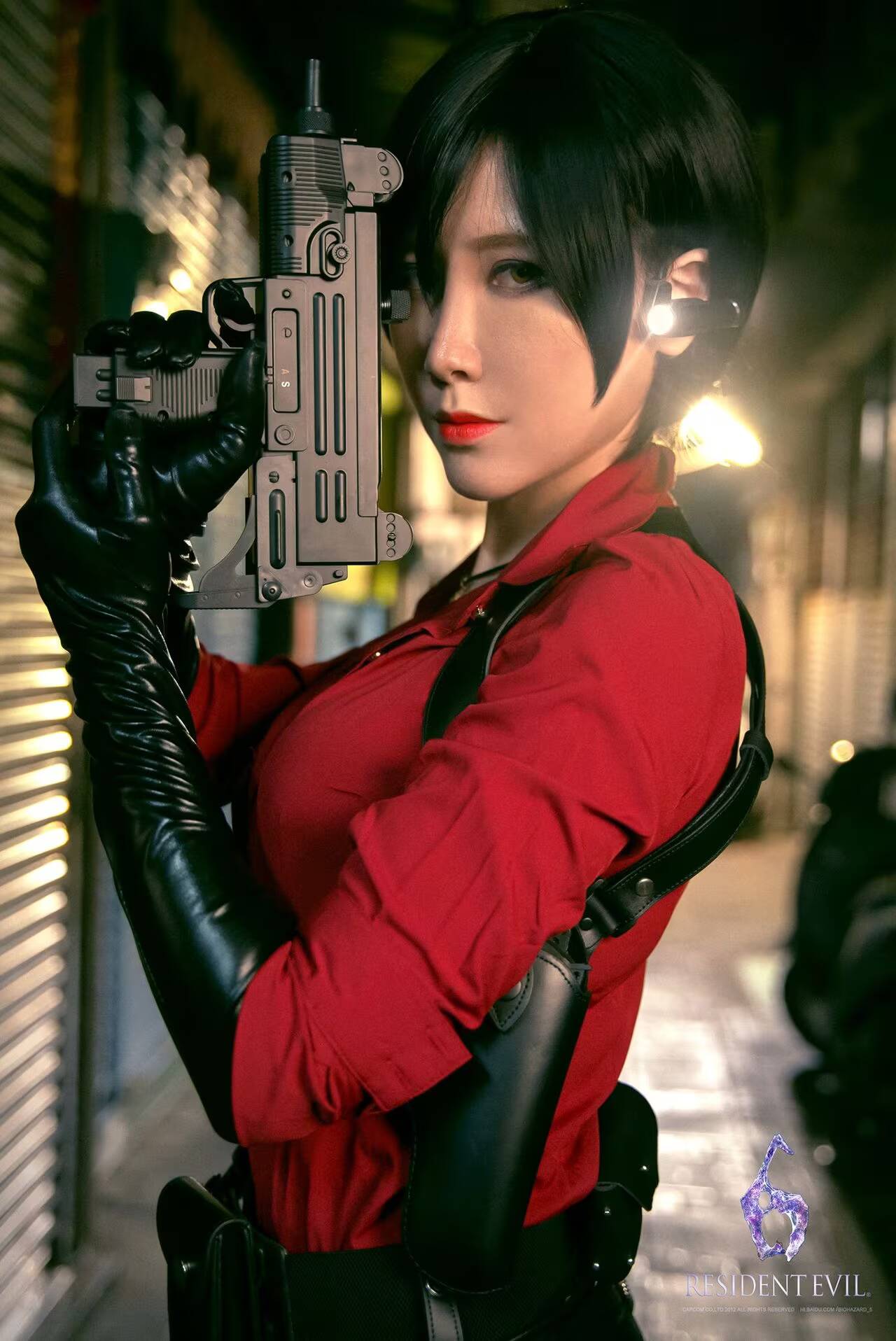 Heinekui показала Аду Вонг в косплее по Resident Evil 6 6 Ада Вонг в косплее Resident Evil 6 с пистолетом