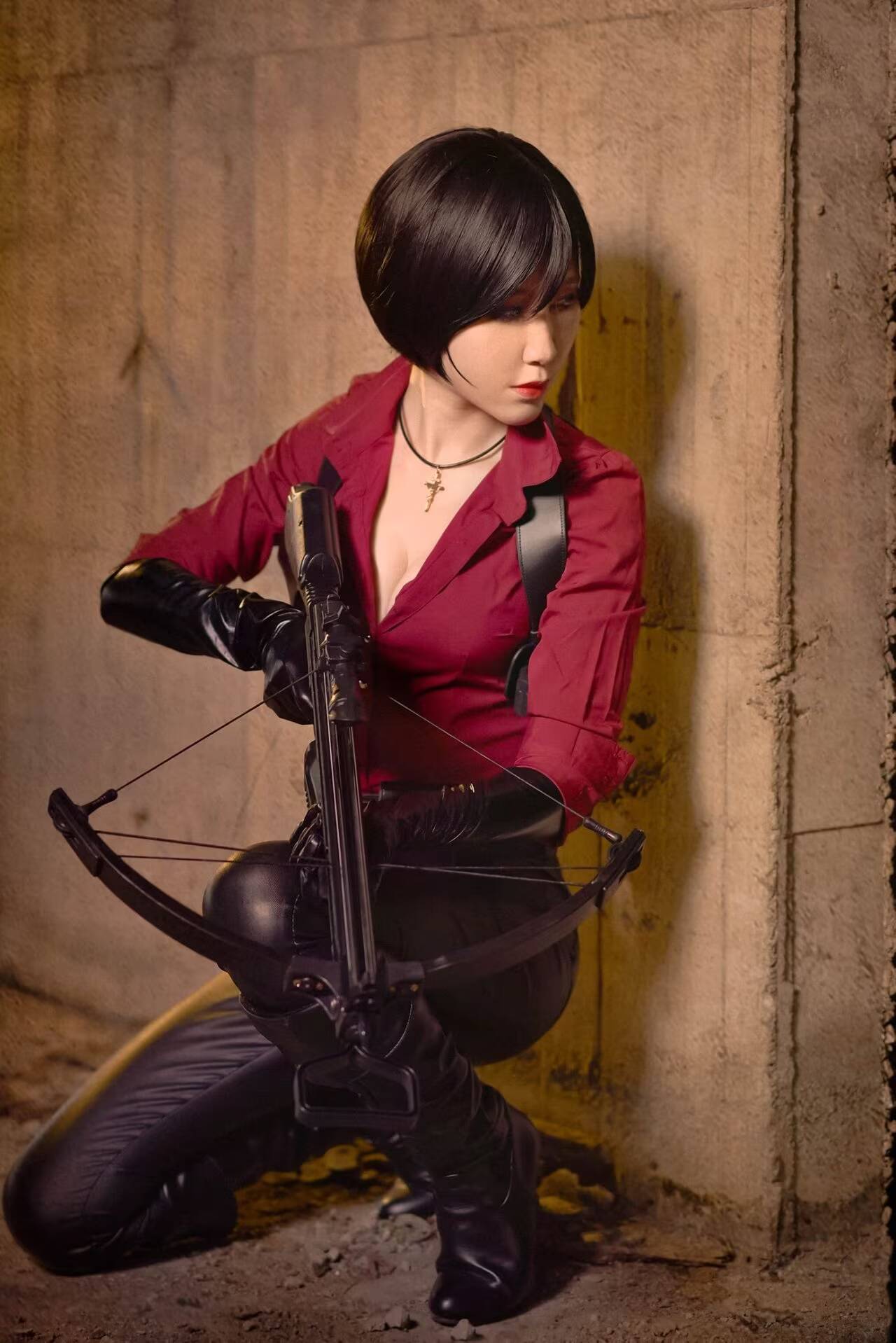 Heinekui показала Аду Вонг в косплее по Resident Evil 6 7 Женщина в красной рубашке с короткой стрижкой и черным ремнем из серии Resident Evil 6