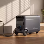 Холодильник Anker SOLIX S5000 подключен к розетке