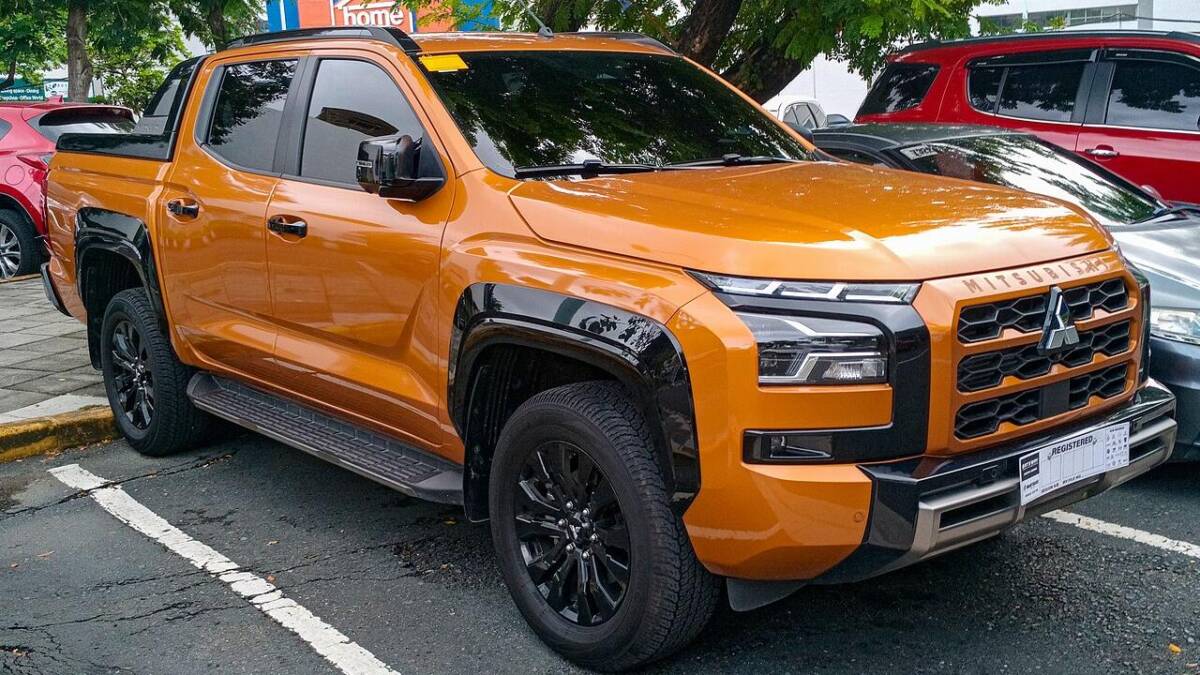 Рамный пикап Mitsubishi Triton в оранжевом цвете