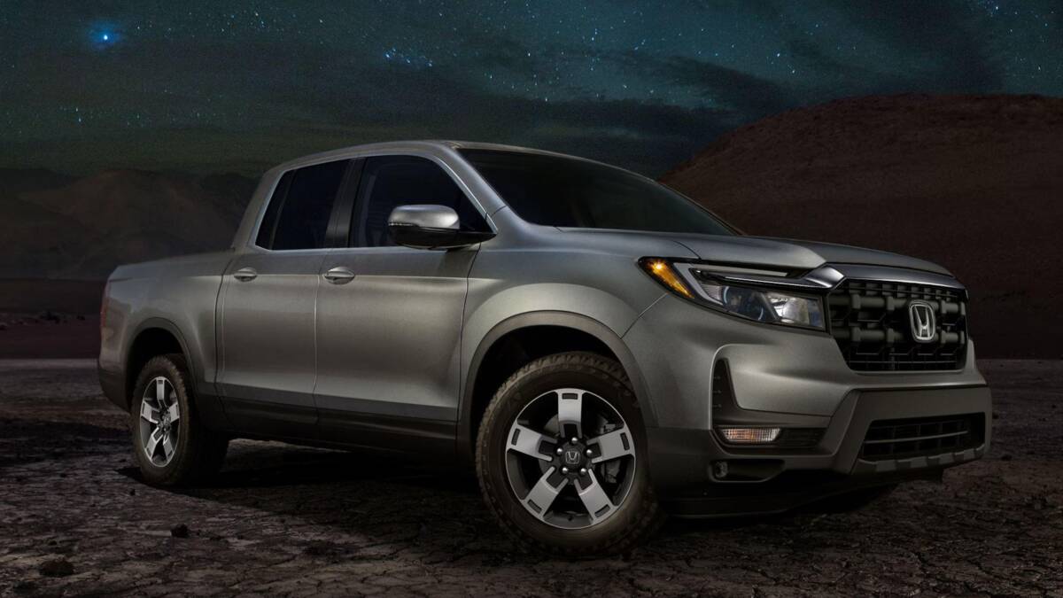 Разработанный Honda пикап на фоне звездного неба