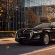Hongqi открыла заказы на обновлённый седан H5 за 4,48 млн рублей 4 черная роскошная машина с решёткой радиатора и дверными ручками