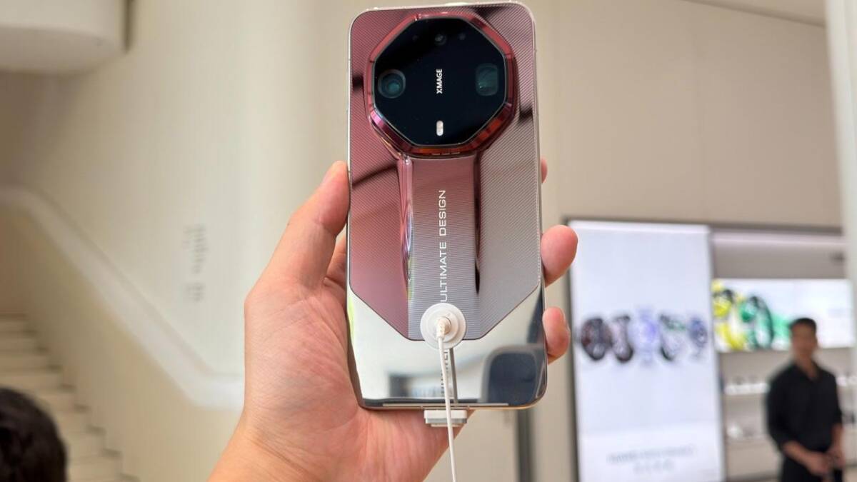 Рука держит Huawei Mate 90 Pro Max в магазине