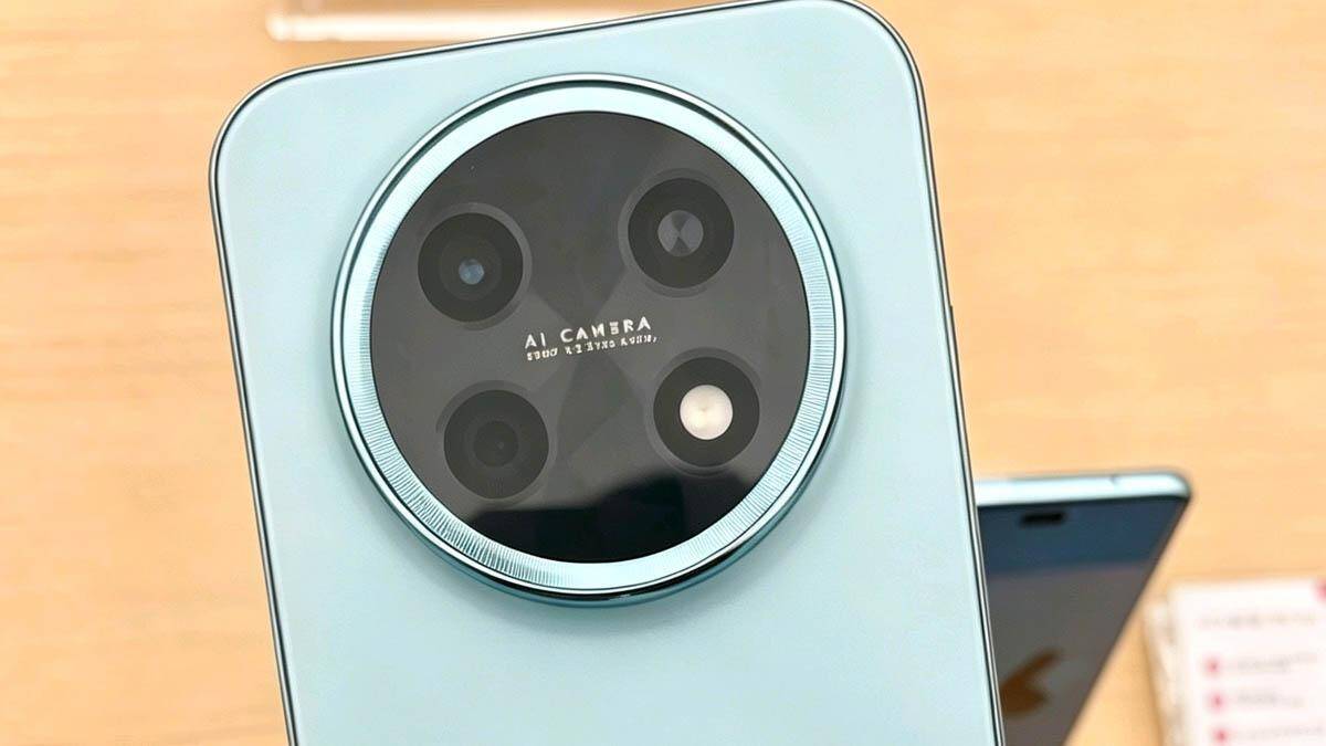 Камера Huawei Enjoy 100 Pro на задней панели с четырьмя объективами