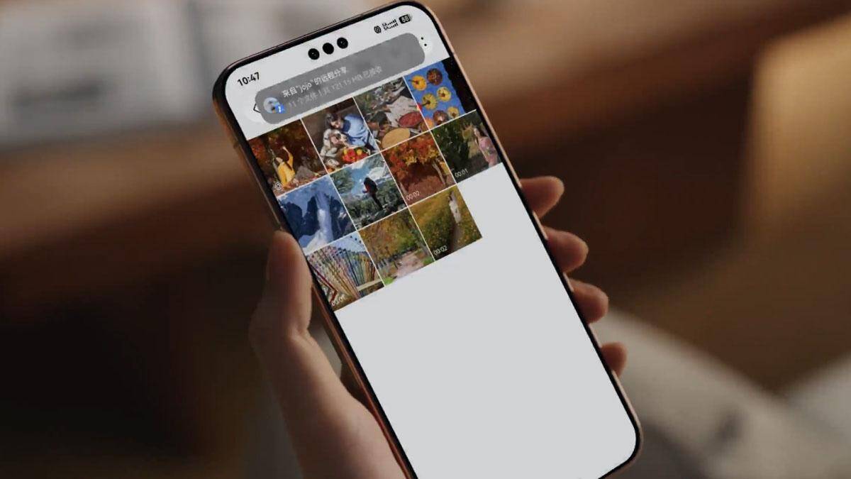 Смартфон Huawei Mate 90 с галереей фото на экране