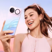Там девушка с смартфоном Huawei nova 16s Pro