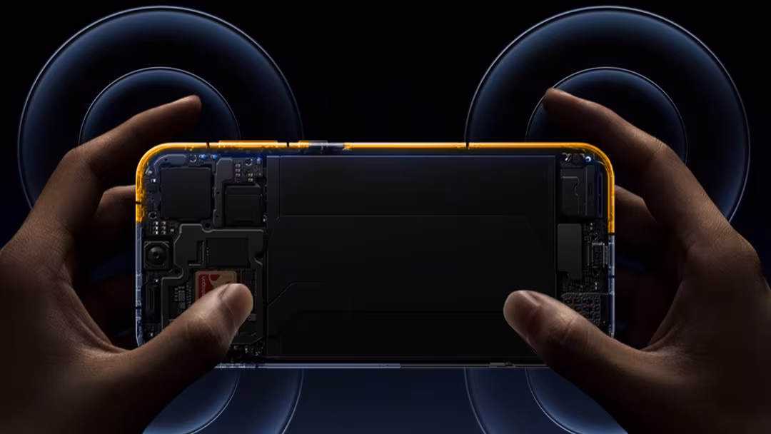 Игровой чип G3 в OnePlus 16 должен снизить задержку связи 1 Руки держат смартфон OnePlus 16 с внутренними компонентами