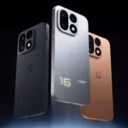 Три смартфона OnePlus 11 и OnePlus 16 в темном фоне
