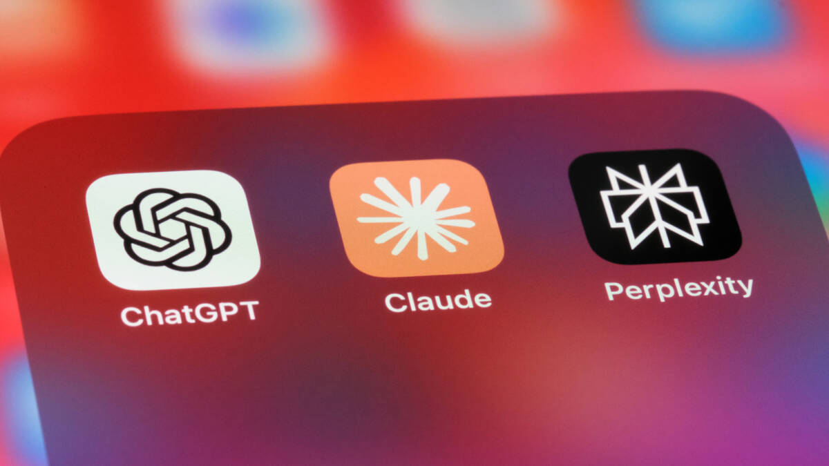 Экран смартфона с ярлыками ChatGPT Claude Perplexity