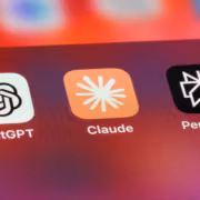 Экран смартфона с ярлыками ChatGPT Claude Perplexity