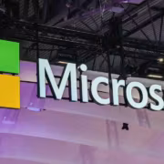 Вывеска Microsoft на сцене конференции Windows 365