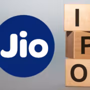 Логотип Jio и деревянные кубики с буквами IPO