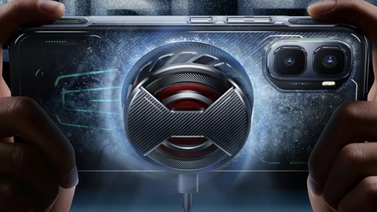 Две руки держат смартфон Infinix GT 50 Pro с охлаждающим вентилятором