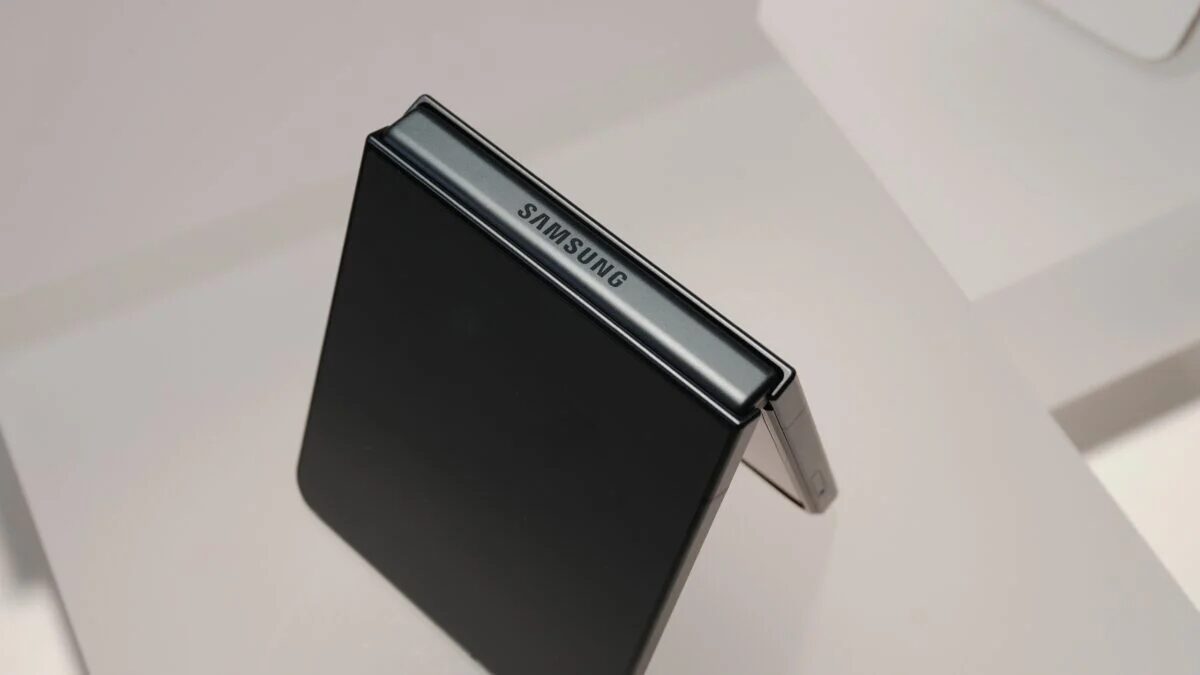 Складной телефон Samsung в открытом положении
