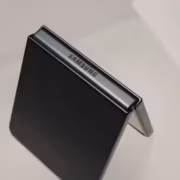 Складной телефон Samsung в открытом положении