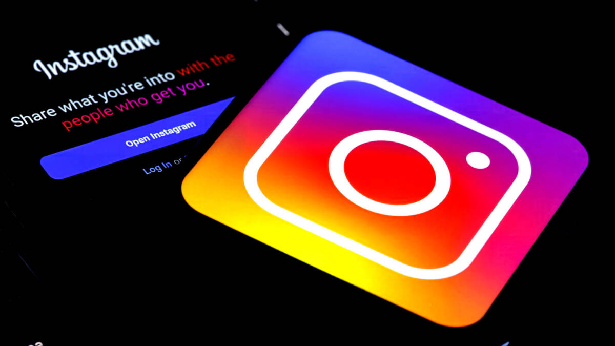 Логотип Instagram Plus на фоне мобильного устройства