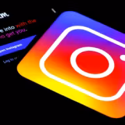 Логотип Instagram Plus на фоне мобильного устройства