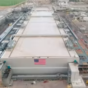 Крупное промышленное здание фасад с американским флагом