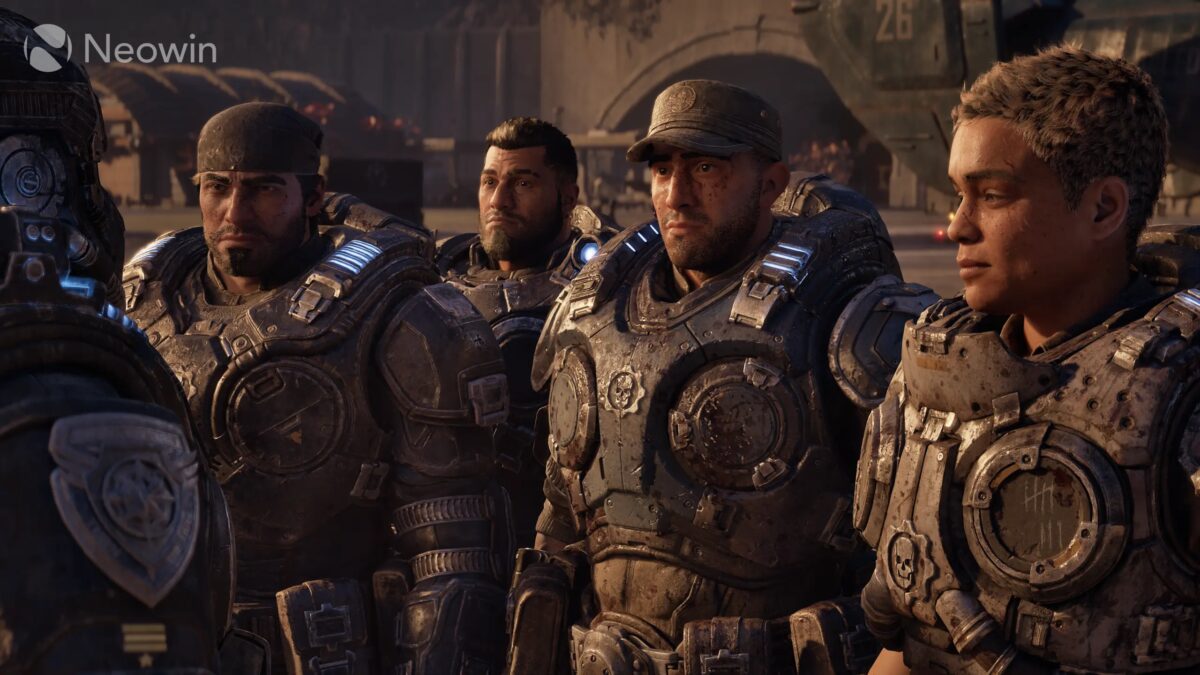 Пять солдат в боевой экипировке Gears of War