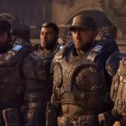 Пять солдат в боевой экипировке Gears of War