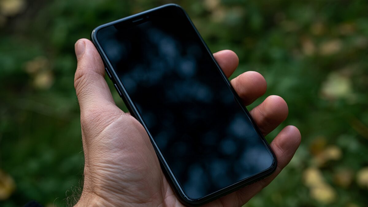 чёрный смартфон iPhone 18 Pro Max в руке