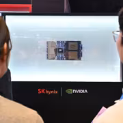 люди смотрят демонстрацию NVIDIA Vera Rubin Superchip IPO Solidigm