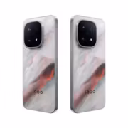 Два серых смартфона iQOO с четырьмя камерами