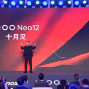 Презентация iQOO Neo12 на сцене с большим экраном