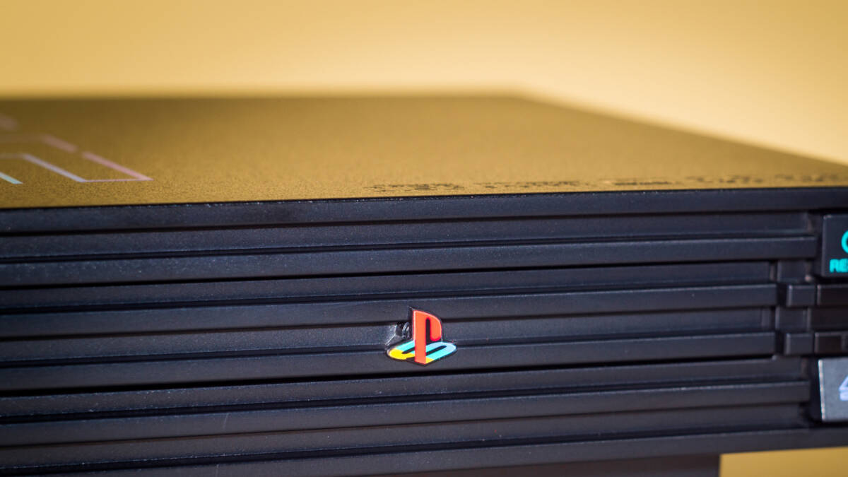 Заголовок PlayStation 2 с логотипом у кнопки питания