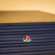 Заголовок PlayStation 2 с логотипом у кнопки питания