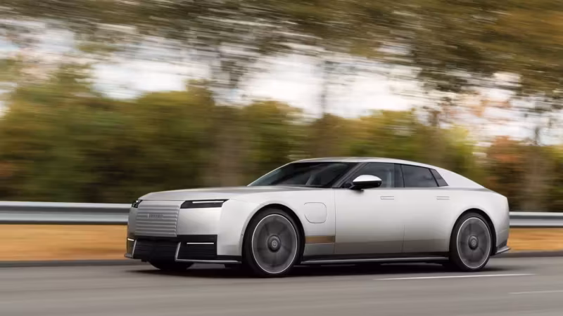 Электромобиль Jaguar Type 01 в движении