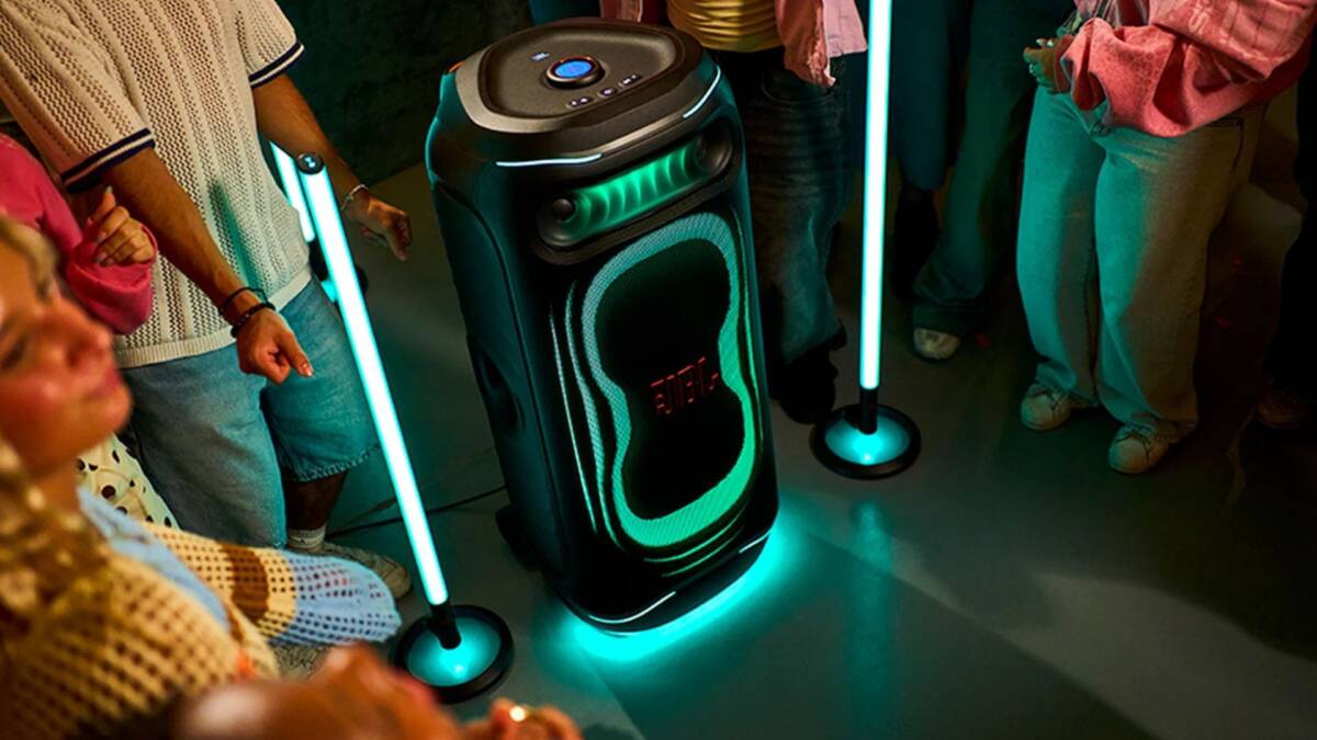 люди вокруг JBL PartyBox Ultimate 2 во время вечеринки светящиеся ручки