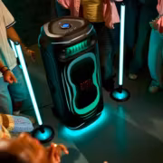 люди вокруг JBL PartyBox Ultimate 2 во время вечеринки светящиеся ручки