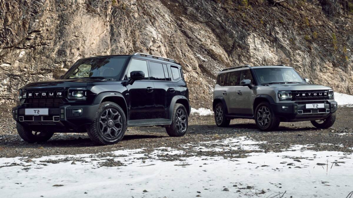 Два автомобиля внедорожник решётка фары колёса кузов