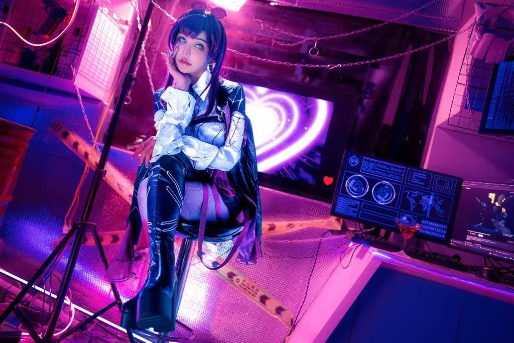 Косплей Kafka из Honkai Star Rail Joyce Lin2x в неоновом кабинете