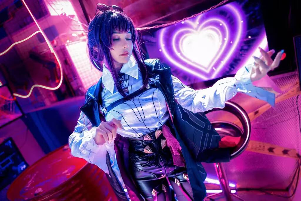 Косплей Kafka из Honkai Star Rail Joyce Lin2x в неоновой подсветке