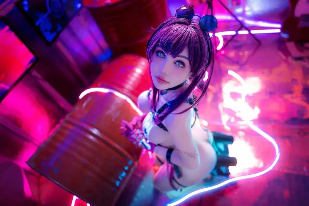 Косплей Kafka из Honkai Star Rail Joyce Lin2x в неоновом освещении